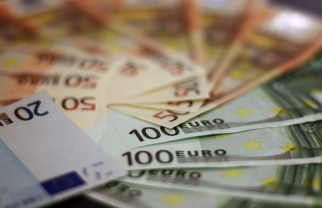 Zbliżenie na ułożone w wachlarz banknoty euro o nominałach 20, 50 i 100 euro